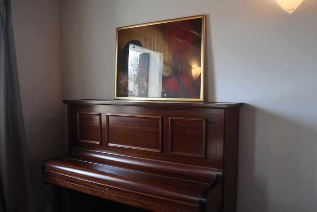 Al Capitello Apt, 5 Minutes From Airport Apartment *