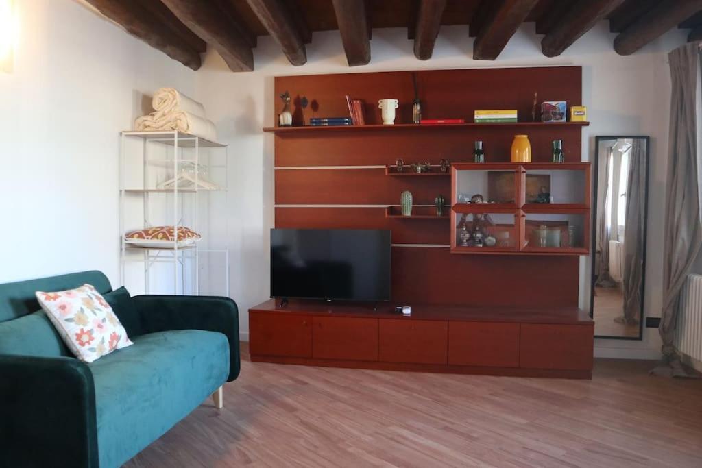 Al Capitello Apt, 5 Minutes From Airport Apartment